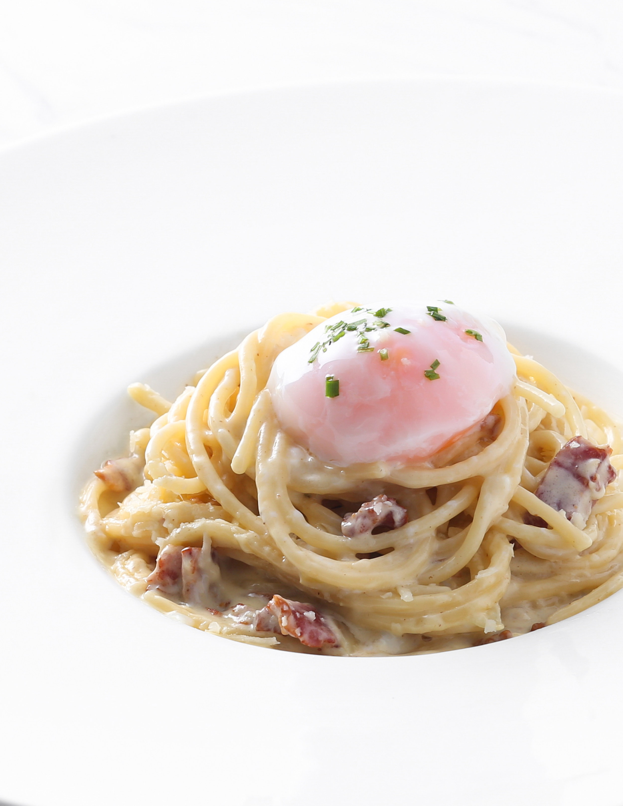 Carbonara - Bistecca. Có ai muốn chạm nhẹ lớp màng mỏng tang để lòng đào tan chảy ra không?