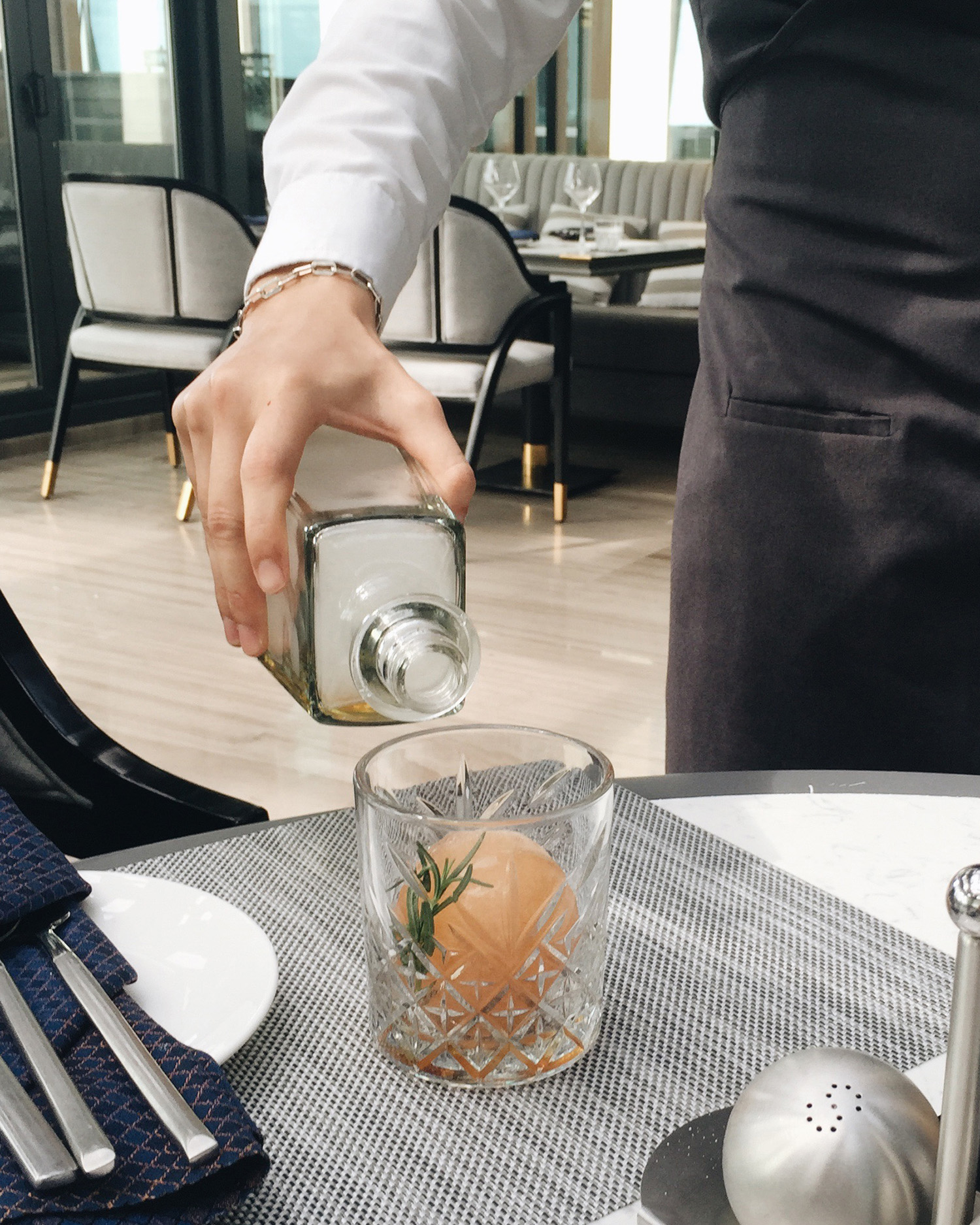 Đây là Golden Sangria, cocktail mà mình sẽ recommend khi các bạn đặt bàn tại Bistecca. Sự kết hợp giữa white wine và apple juice hoà quyện với hương thơm từ thyme đẩy lên cao trào với smoke từ gỗ thông sẽ làm khứu giác của bạn điên đảo khi thưởng thức giữa không gian ngập tràn nắng chiều hoàng hôn của Đà Nẵng xinh đẹp.