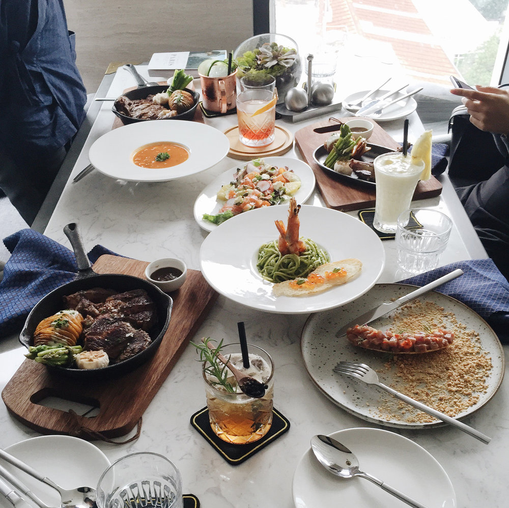 Đây là bữa trưa của mình. Quá tuyệt cho một không gian như Bistecca đúng không? Ngồi ngắm trời mây, ăn tôm hùm, ngà ngà say với những ly cocktail tuyệt vời...